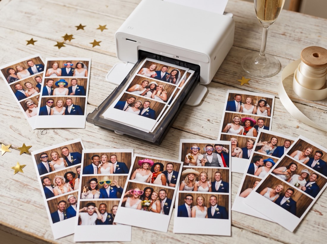 Fotodrucker, aus dem frisch gedruckte Fotostreifen laufen