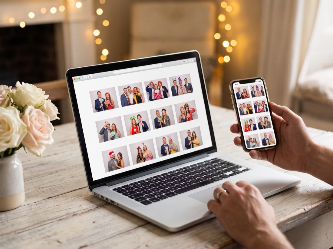 Laptop und Smartphone zeigen dieselbe Online-Galerie mit Fotobox-Bildern